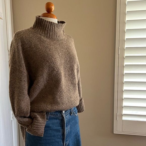 Well Worn Brand Knot Turtleneck - Picture 2 of 6